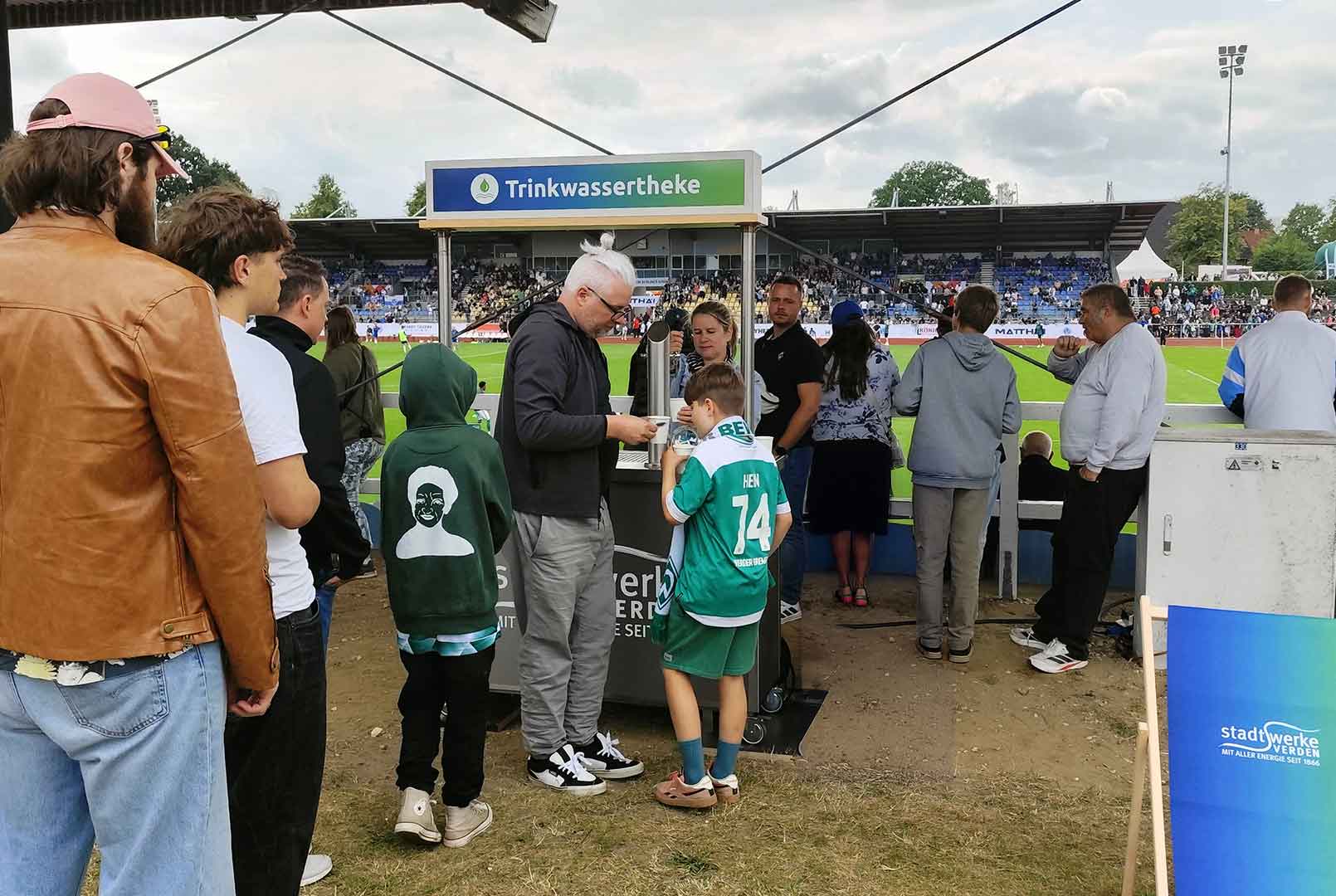 Kostenloses Trinkwasser für Mannschaften und Fans