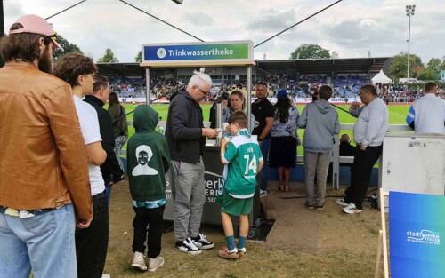 Kostenloses Trinkwasser für Mannschaften und Fans