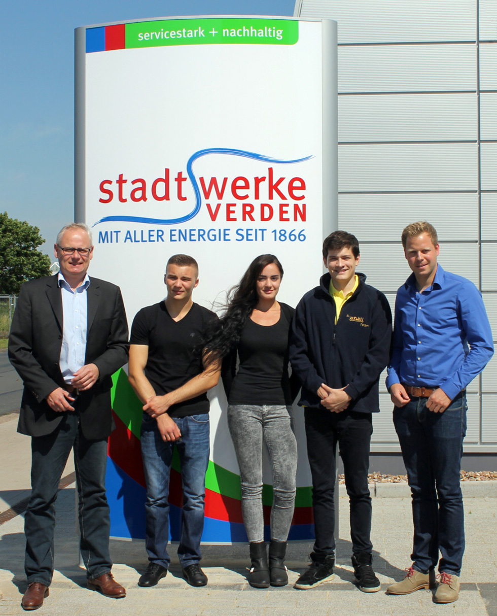 Der Kaufmännische Leiter der Stadtwerke Verden, Ulrich Wiehagen (links), und Arne Lindhorst, stellvertretender Badleiter des Verwells (rechts), wünschen den neuen Auszubildenden Dimitrij Dawydow (2. von links) und Ravel Darío Peña Beneke (2. von rechts) sowie der Langzeit-Praktikantin Samiha Badran (Mitte) einen guten Start in ihr Berufsleben.